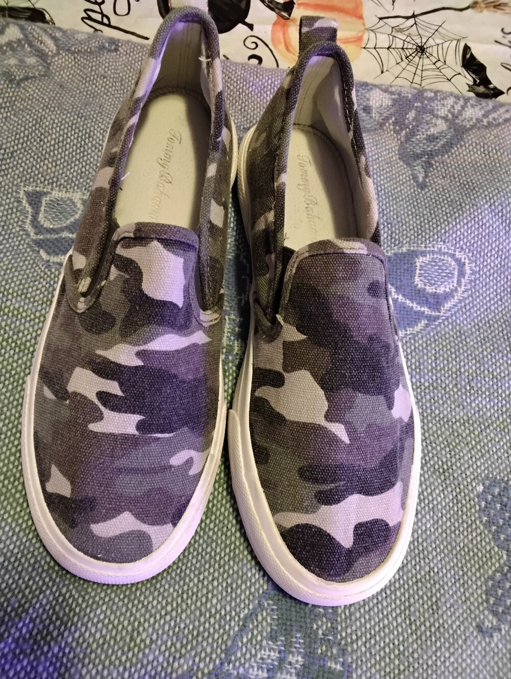 Tommy Bahama Women's size 7.5 7 1/2 camouflage canvas slip on sneakers shoes